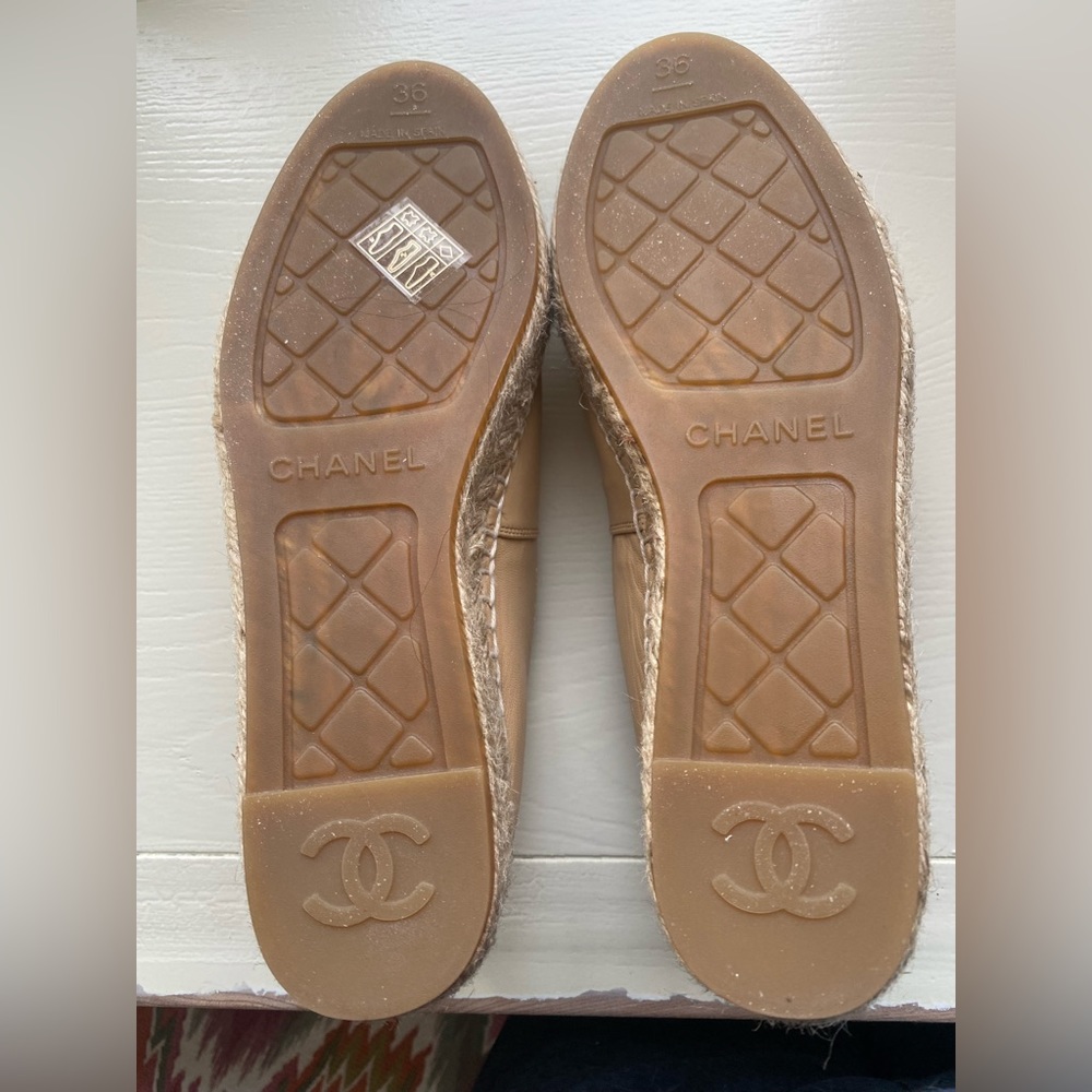 CHANEL Beige and Black Leather Espadrille Flats with CC Logo - Picture 3 of 6